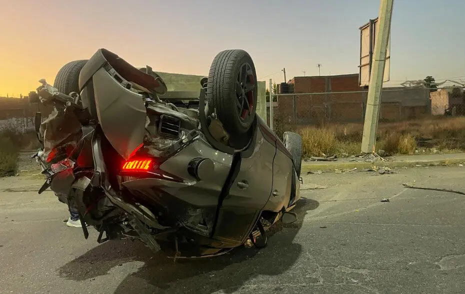 Vuelca camioneta en Circuito Potosí; sólo daños materiales