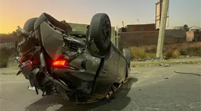 Vuelca camioneta en Circuito Potos&iacute;; s&oacute;lo da&ntilde;os materiales