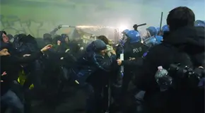 Se enfrentan polic&iacute;as y manifestantes contra Ol&iacute;mpicos en Mil&aacute;n