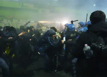 Se enfrentan polic&iacute;as y manifestantes contra Ol&iacute;mpicos en Mil&aacute;n