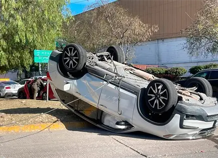 Fuertes da&ntilde;os, en percance del r&iacute;o Santiago
