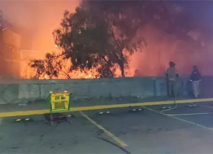Fuego en bald&iacute;o de avenida San Pedro provoca evacuaci&oacute;n de Aurrera