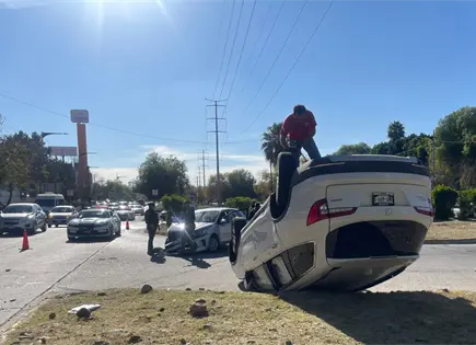 Solo da&ntilde;os tras choque y volcadura en bulevar R&iacute;o Santiago