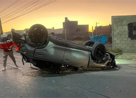 Vuelca rauda camioneta en Perif&eacute;rico Norte