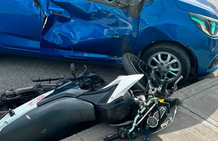 Al estacionarse, conductor provoca un accidente