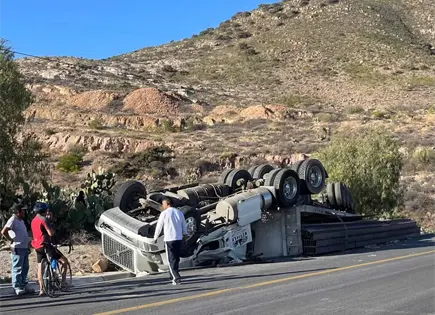 Conductor lesionado tras volcadura de tr&aacute;iler en la carretera a Guadalajara