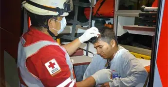 Mujer descalabra a hombre con bote de cerveza en Santa Rosa