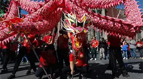 Dragones y leones deleitan a cientos