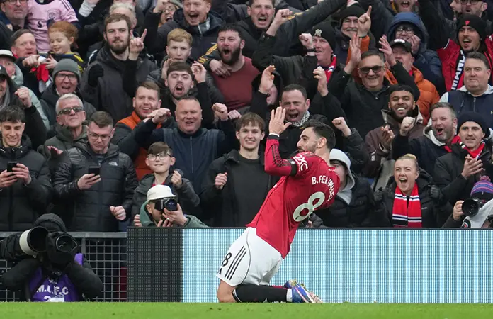 Man United hilvana 4 triunfos con Carrick