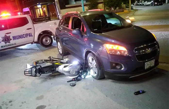 Motociclista se impacta contra auto
