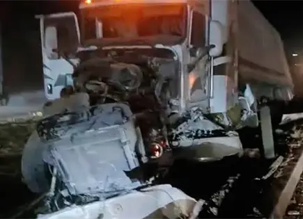 Tr&aacute;iler cae sobre cuneta y termina en chatarra