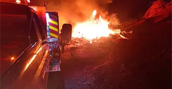 Bomberos sofocan un incendio en un lote de carros