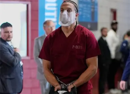 Mack Hollins llega esposado y con máscara al Super Bowl LX