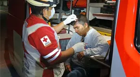 Mujer descalabra a hombre con un bote de cerveza