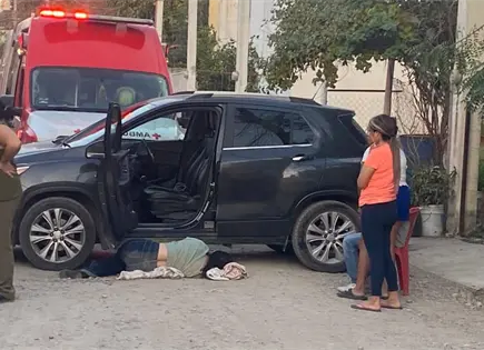 Mujer resulta atropellada al ense&ntilde;ar a manejar