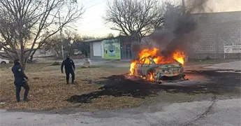 Se incendia un carro en la carretera a Cedral