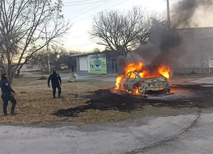 Se incendia un carro en la carretera a Cedral