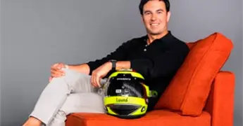 Checo P&eacute;rez presenta casco para su regreso a la F&oacute;rmula 1
