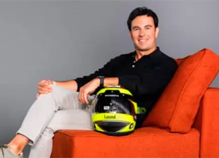 Checo P&eacute;rez presenta casco para su regreso a la F&oacute;rmula 1