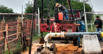 Dan mantenimiento a los pozos de agua