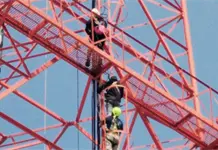 Fotos | Rescatan a joven en antena de m&aacute;s de 100 metros
