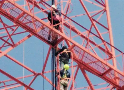 Fotos | Rescatan a joven en antena de m&aacute;s de 100 metros