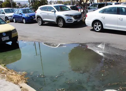 Fuga de aguas negras afecta a la colonia ISSSTE