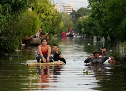 Habitantes de Monter&iacute;a piden ayuda tras inundaciones en Colombia