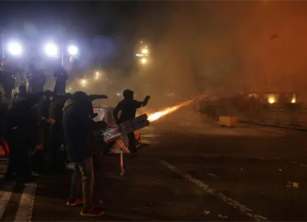 Protesta en Albania exige renuncia de gobierno y termina en enfrentamientos