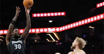 Superan Wolves a Hawks