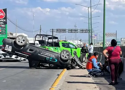 Vuelca su camioneta sobre carretera a Rioverde