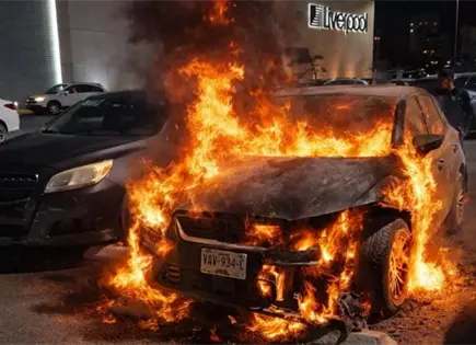 Auto se incendia en estacionamiento de Plaza San Luis