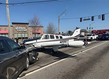 Avioneta aterriza de emergencia en avenida