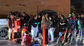 Camioneta arrolla a motociclistas y termina contra una pared en Pedro Moreno