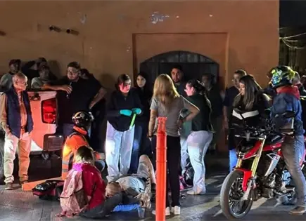 Camioneta arrolla a motociclistas y termina contra una pared en Pedro Moreno