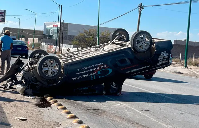 Camioneta vuelca en carretera a Rioverde