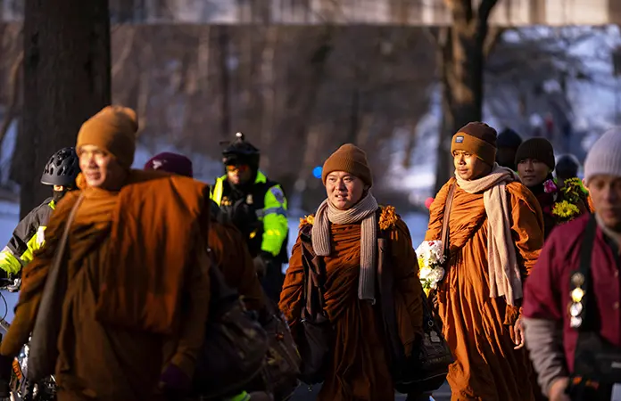 Monjes budistas caminan por la paz