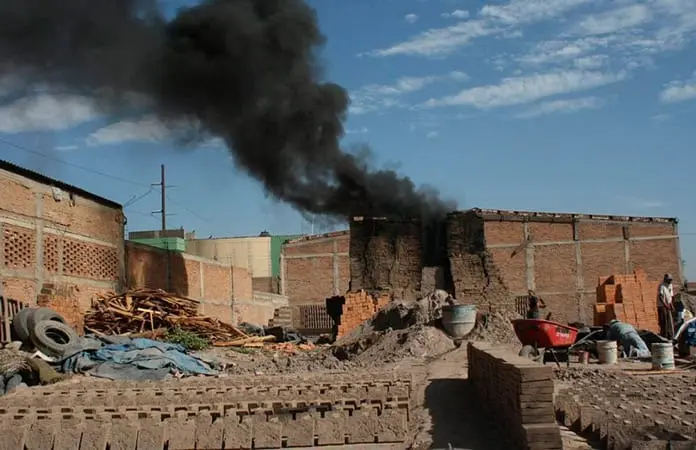 Operan las ladrilleras sin control