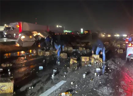 Rapi&ntilde;a tras volcadura de tr&aacute;iler con cerveza en la 57