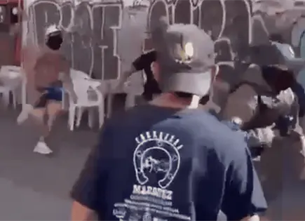 Ri&ntilde;a en Abastos: corretean a polic&iacute;as y lesionan a uno (videos)