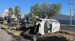 Vuelcan compacto sobre la 57; s&oacute;lo da&ntilde;os