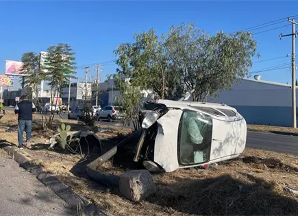 Vuelcan compacto sobre la 57; s&oacute;lo da&ntilde;os