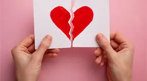 Descentralizar el amor romántico evita violencias de pareja