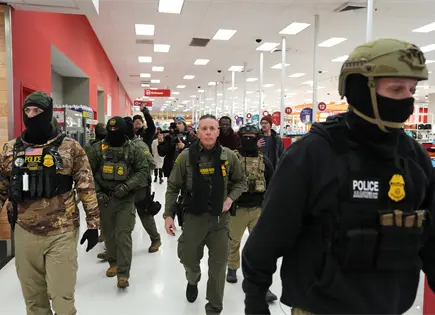 Activistas protestan en Target por redadas migratorias en Minnesota