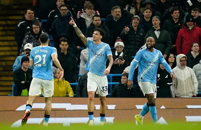 Manchester City se acerca al líder