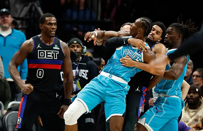 NBA suspende a cuatro jugadores