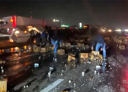 Rapi&ntilde;a en volcadura de tr&aacute;iler con cerveza en la carrtera &acute;57