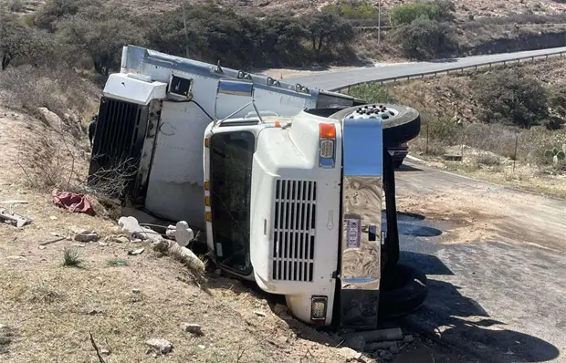 Saquean carga de pollos tras volcadura en carretera 80