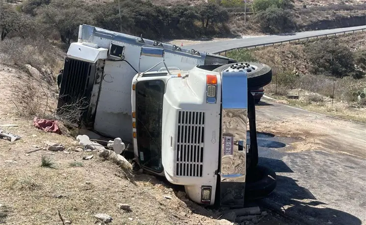 Saquean carga de pollos tras volcadura en carretera 80