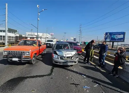 Carambola en Salvador Nava deja daños en 5 autos